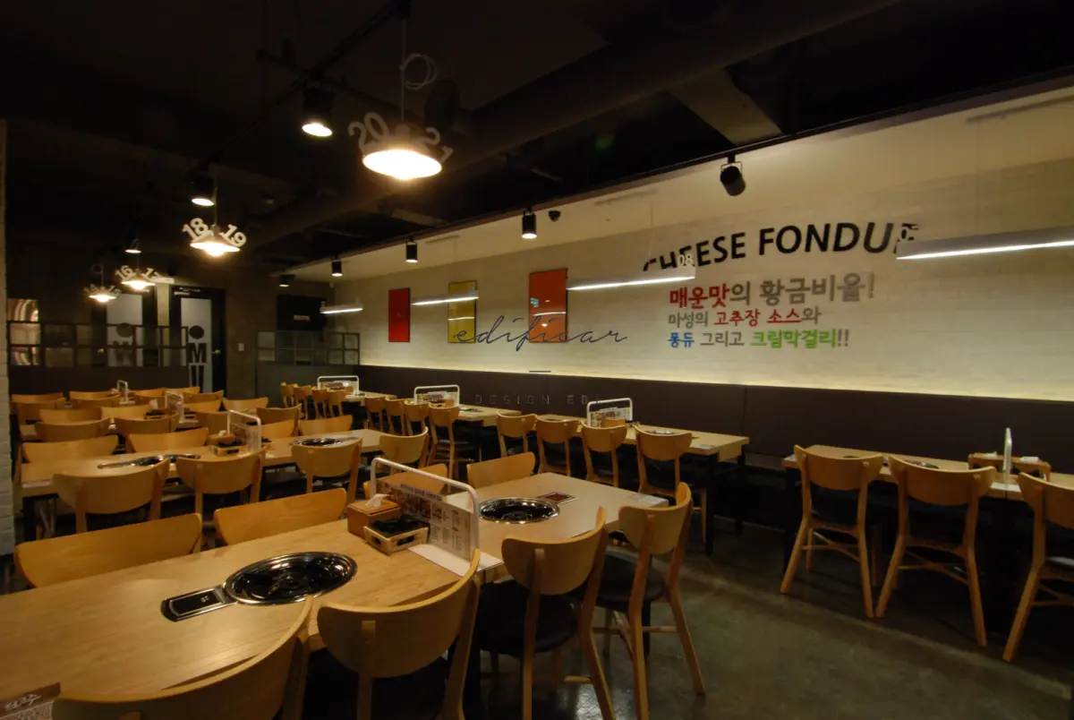 합정 오쭈, 인더스트리얼 감성의 치즈퐁듀 맛 인테리어